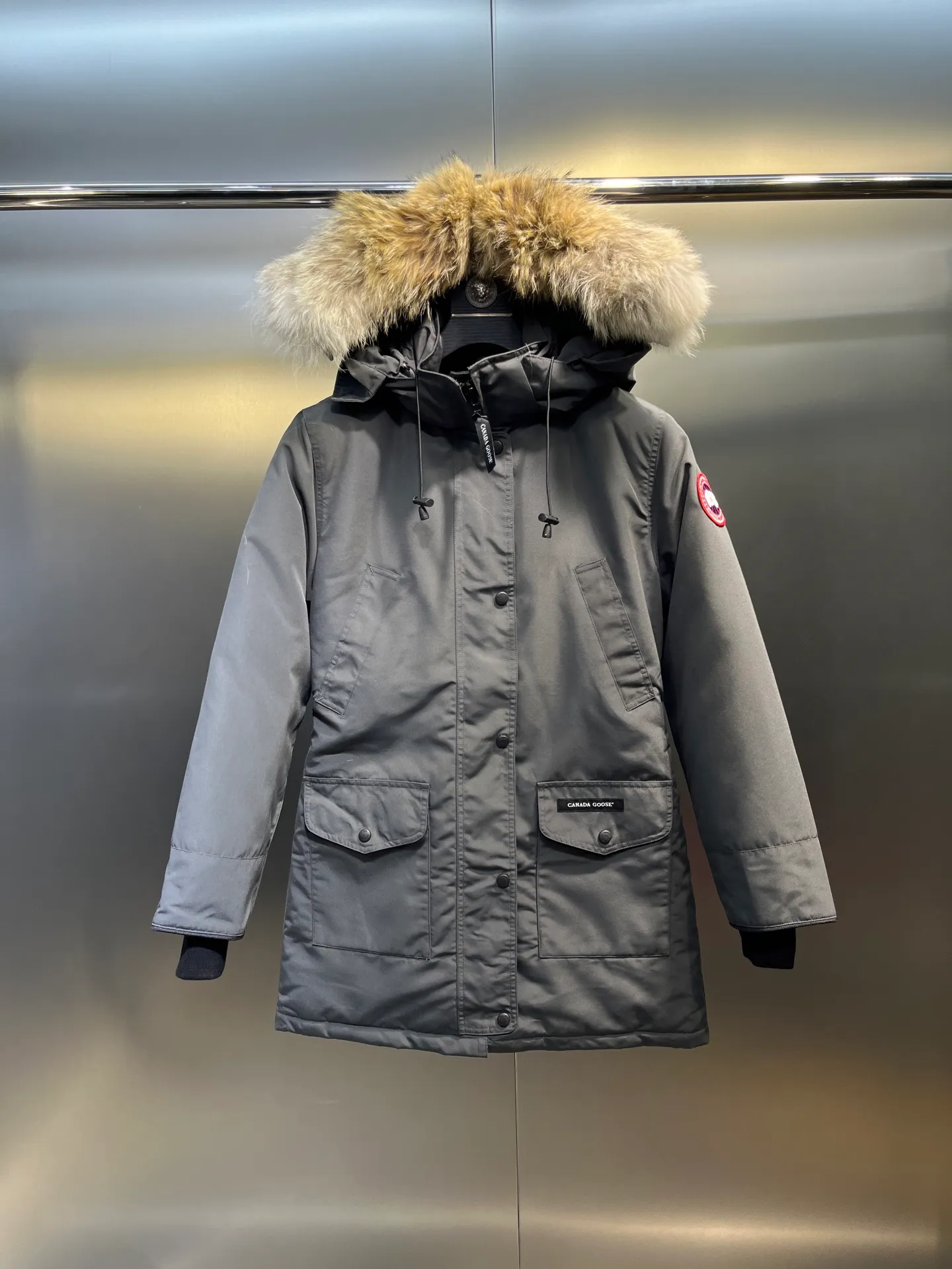 P840 Canada goose🌟 Canada Goose 07 models All in stock, 6 colors, I will never stop stocking this winter All original factory customization All details strictly required have been corrected since the beginning of this year Detachable fur collar! The workmanship and wiring are very straight! A big goose is enough for a winter. Size: 1. 90% white duck down from a conscientious manufacturer (some people brag about their own goose down, please search it on your own. Goose down is warmer and less fluffy than duck down, so good down jackets are all white duck down. There is no such thing as white goose down) 2. Upgraded fabrics with moderate hardness, waterproof, windproof and anti-fouling (Arctic Tech fabrics imported from South Korea are not comparable to fabrics dyed by some small workshops) 3. YKK No. 10 authentic zippers (Japanese customized YKK zipper, silky smooth, not stuck, officially designated) 4. Western Canadian wolf hair (Wolf hair is divided into eastern, central, and western. Western wolf hair is light in color, dense, and has good thermal insulation effect. It is the genuine Canada Goose grade) Let’s analyze and explain some details of the production 1. First, sew the liner and then fill it with down (some small factories and small workshops first fill it with down and then sew) Why? The technology is not up to par and the hardware conditions are not enough! ! ! For this step alone, we need to spend more time and money. 2. Filling the inner tank with down. We are all down filling machines to ensure that the down weight of each pill is the same. There is a video (small factory, small workshop is stuffed by hand). Why? The hardware conditions are not enough. A machine costs more than 100,000 yuan. Small factories simply cannot buy it. This means that the weight of the down in each liner cannot be guaranteed, and the warmth of high-end down jackets cannot be guaranteed. 3. For the needles of the sewing machine, we all use the top-notch No. 7 needles (small factories all use No. 10 needles). The finer the needle, the finer the needle eye, which reduces the risk of velvet and velvet running. 4. Wolf fur collar We are all spliced in whole or in large pieces (small factories mostly use broken pieces) The warmth retention of wolf fur is very good, but the splicing of scraps cannot guarantee the warmth. Color: Black, white, gray camouflage, sci-fi blue camouflage, green camouflage, sky blue, dark blue, cool gray, red. Professional Canada goose producers, we are enough this winter! We would like to sincerely thank everyone who buys our down jackets!  size：xs-xl